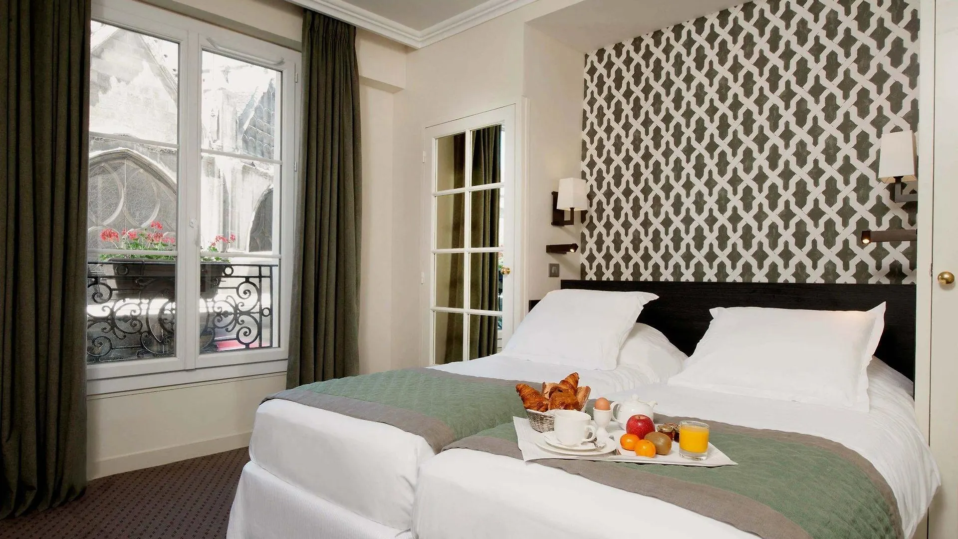 ***  Hotel Henri IV Rive Gauche Paris France